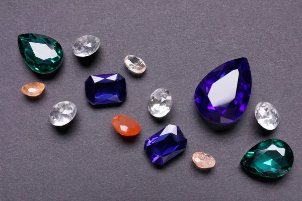 Různé Krásné Drahokamy Pro Šperky Šedém Pozadí Byt Ležel — Stock fotografie