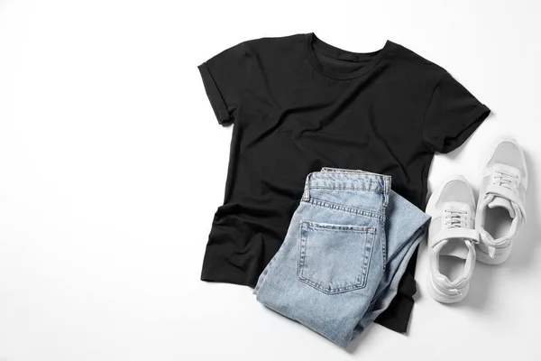 Stijlvol Shirt Spijkerbroek Sneakers Witte Achtergrond Platte Lay Ruimte Voor — Stockfoto