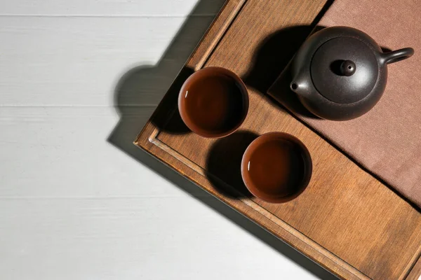 Чашки Ароматного Чая Чайник Белом Деревянном Столе Вид Сверху Пространство — стоковое фото