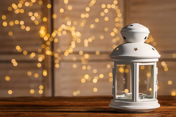 Mooie Witte Decoratieve Lantaarn Houten Tafel Tegen Wazig Licht Ruimte — Stockfoto