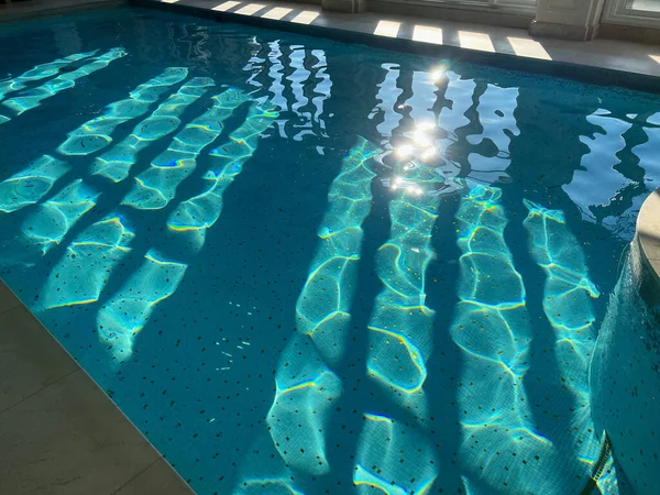 Blick Auf Luxus Swimmingpool Mit Klarem Wasser Drinnen — Stockfoto