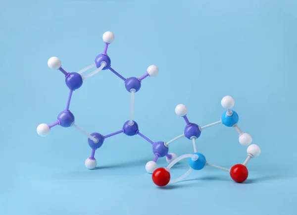 Phenylalanin Molekül Auf Hellblauem Hintergrund Chemisches Modell — Stockfoto