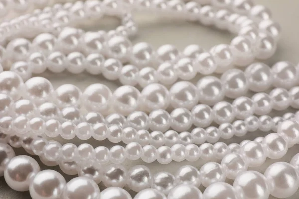 Elegancki Perłowy Naszyjnik Beżowym Tle Widok Bliska — Zdjęcie stockowe