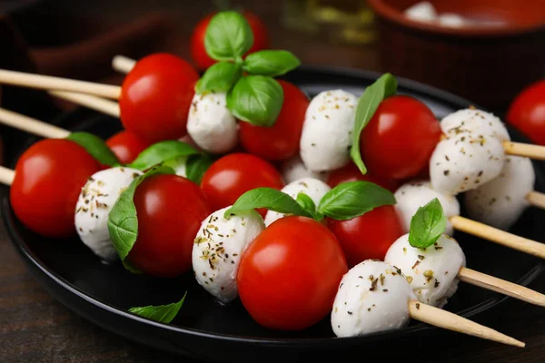 Köstliche Caprese Spieße Mit Tomaten Mozzarella Bällchen Basilikum Und Gewürzen — Stockfoto