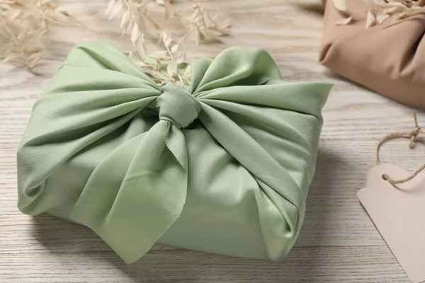 Técnica Furoshiki Presente Embalado Tecido Verde Claro Ramos Secos Mesa — Fotografia de Stock