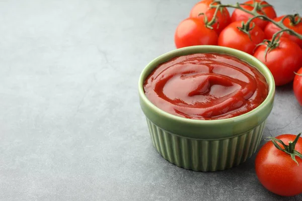 Schüssel Mit Leckerem Ketchup Und Tomaten Auf Hellgrauem Tisch Nahaufnahme — Stockfoto