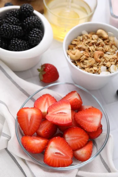 Taze böğürtlen ve beyaz fayanslı masada lezzetli yulaf ezmesi, yakın plan. Sağlıklı kahvaltı.