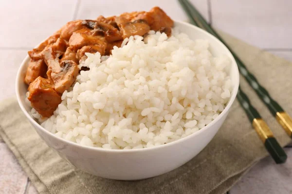 テーブルの上に肉とキノコと箸でおいしいご飯のボウル クローズアップ — ストック写真