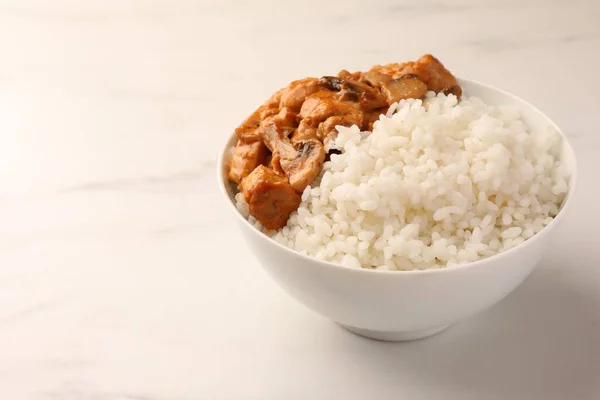 一碗美味的米饭 上面有肉和蘑菇 放在白色大理石桌子上 文字的空间 — 图库照片