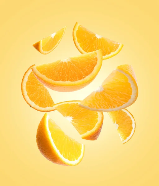 Saftige Orangenscheiben Fliegen Auf Hellgoldenem Hintergrund — Stockfoto