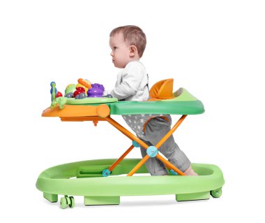 Beyaz arka planda bebek bakıcısıyla ilk adımı atan sevimli küçük çocuk.