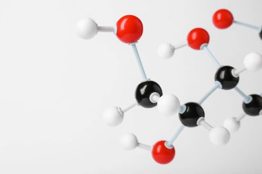 Açık gri arka planda glikoz molekülü, yakın plan ve metin için boşluk. Kimyasal model