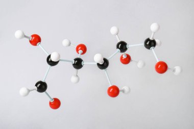 Açık gri arka planda glikoz molekülü. Kimyasal model
