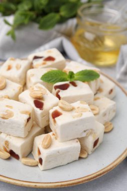 Masanın üzerinde lezzetli fındıklı fındık parçaları.