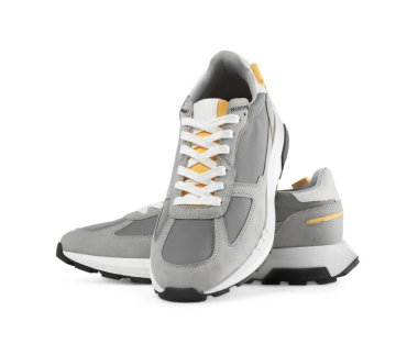 Bir çift şık gri spor ayakkabısı beyaza izole edilmiş.