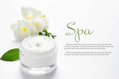Beyaz arka planda bir kavanoz krema, spa prosedürleri ve frezya. Metin için alanı olan tasarım