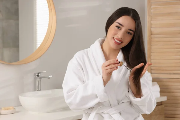Mujer Joven Feliz Aplicando Aceite Esencial Cabello Baño —  Fotos de Stock
