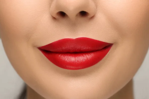 Wanita Dengan Lipstik Merah Pada Latar Belakang Cahaya Close — Stok Foto