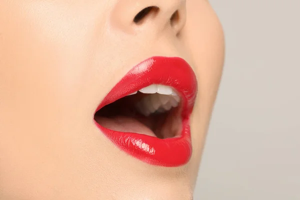 Vrouw Met Rode Lippenstift Lichte Achtergrond Close — Stockfoto