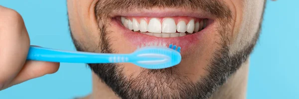 Homem Escovar Dentes Com Escova Dentes Plástico Fundo Azul Claro — Fotografia de Stock