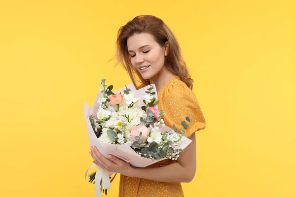 Lycklig Kvinna Med Bukett Vackra Blommor Gul Bakgrund — Stockfoto