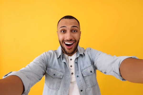 Usmívající Mladý Muž Selfie Žlutém Pozadí — Stock fotografie