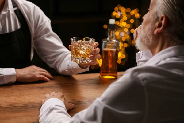 Bartender Ger Ett Glas Whisky Till Kunden Vid Bardisken Närbild — Stockfoto