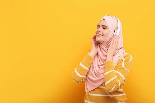 Porträt Einer Muslimin Hijab Und Kopfhörer Auf Orangefarbenem Hintergrund Platz — Stockfoto