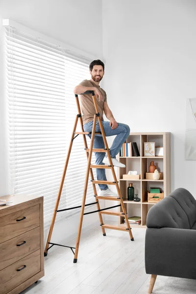 Улыбающийся Мужчина Деревянной Раскладной Лестнице Дома — стоковое фото