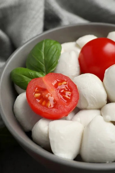 Pyszne Kulki Mozzarelli Misce Pomidorach Liściach Bazylii Stole Zbliżenie — Zdjęcie stockowe