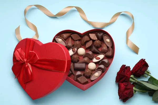 Caixa Forma Coração Com Deliciosos Doces Chocolate Rosas Fita Fundo — Fotografia de Stock