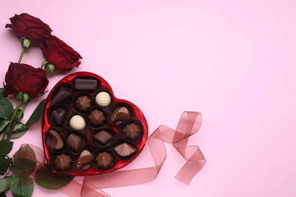 Caixa Forma Coração Com Deliciosos Doces Chocolate Rosas Fita Sobre — Fotografia de Stock