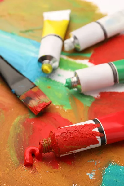 Renkli Boya Tüpleri Soyut Resimlerle Tuvale Fırça Yakın Çekim — Stok fotoğraf