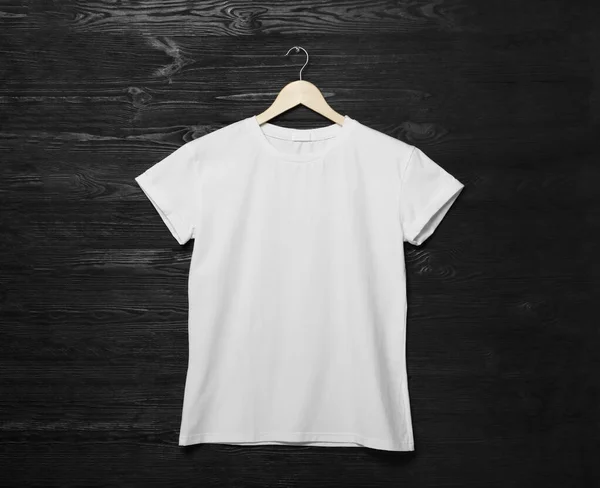 Κρεμάστε Κομψό Λευκό Shirt Μαύρο Ξύλινο Τοίχο — Φωτογραφία Αρχείου