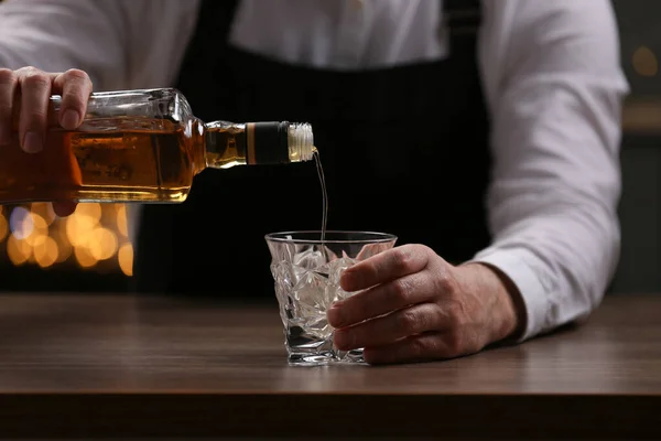 Bartendern Häller Whisky Från Flaskan Glas Vid Bardisken Inomhus Närbild — Stockfoto