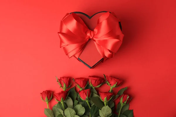 Подарункова Коробка Формі Серця Бантом Красивими Трояндами Червоному Тлі Плоска — стокове фото