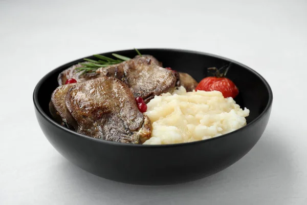 맛있는 쇠고기 로즈마리 감자와 도마도 식탁에 뚜껑을 — 스톡 사진