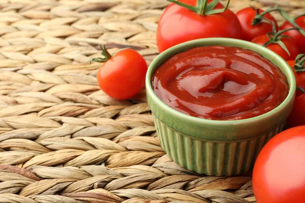 Schüssel Mit Leckerem Ketchup Und Tomaten Auf Weidenmatte Nahaufnahme Raum — Stockfoto