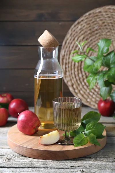 Lezzetli Elma Şarabı Ahşap Masada Yeşil Yapraklı Elmalar — Stok fotoğraf