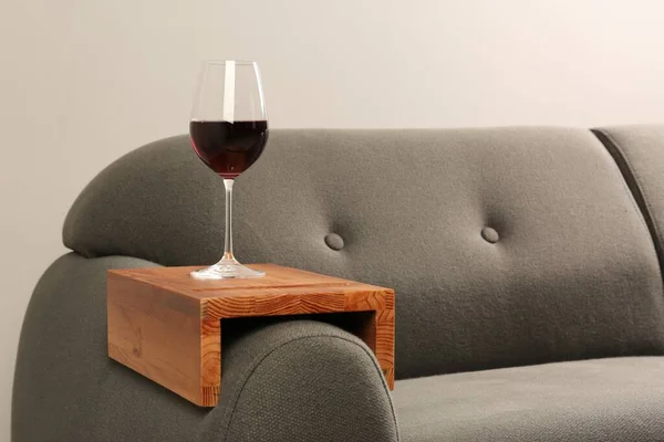 Bicchiere Vino Rosso Divano Con Tavolino Legno Camera Spazio Testo — Foto Stock
