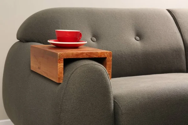 Secangkir Teh Sofa Dengan Meja Sandaran Kayu Kamar Elemen Interior — Stok Foto
