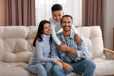 Evdeki koltukta mutlu uluslararası aile.