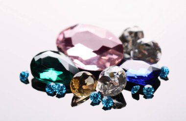 Ayna yüzeyindeki mücevherler için farklı güzel taşlar, yakın plan.