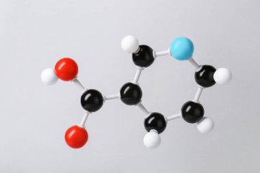 Açık gri zemin üzerinde B3 vitamini molekülü. Kimyasal model