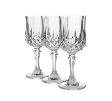 Beyaza izole edilmiş temiz boş şarap kadehleri.