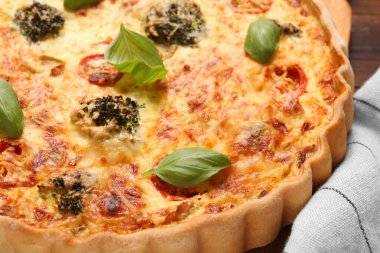 Lezzetli ev yapımı sebzeli kiş, masada, yakın plan.