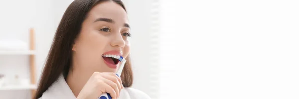 Glückliche Frau Mit Elektrischer Zahnbürste Badezimmer Bannerdesign Mit Platz Für — Stockfoto
