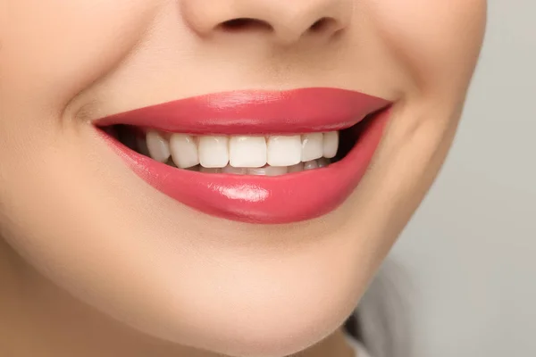 Χαμογελαστή Γυναίκα Υγιή Δόντια Στο Φως Φόντο Closeup — Φωτογραφία Αρχείου