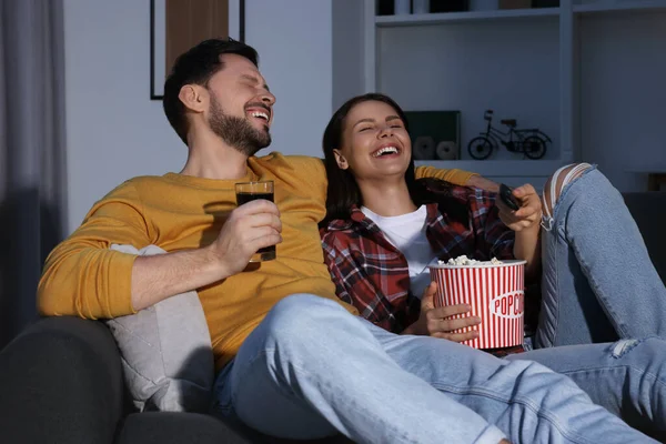 Ζευγάρι Βλέποντας Κωμωδία Μέσω Τηλεόρασης Και Γελώντας Στο Σπίτι Βράδυ — Φωτογραφία Αρχείου