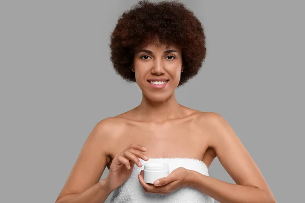 Mooie Jonge Vrouw Holding Lichaam Crème Grijze Achtergrond — Stockfoto